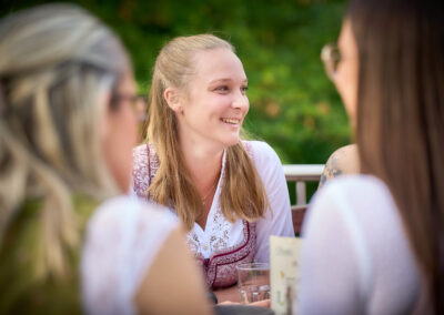 Gaeste im Dirndl auf der Terasse beim Bartsch 13