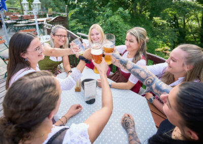 Gaeste im Dirndl auf der Terasse beim Bartsch 3