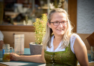 Gaeste im Dirndl auf der Terasse beim Bartsch 6