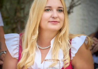 Gaeste im Dirndl auf der Terasse beim Bartsch 7