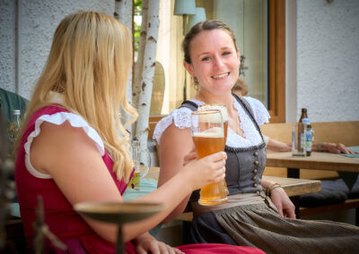 Gaeste im Dirndl auf der Terasse beim Bartsch 9