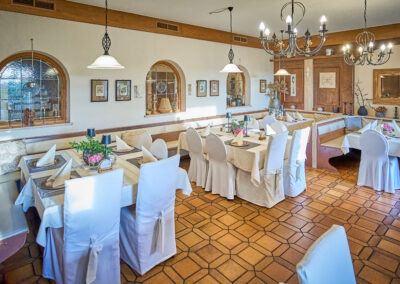 Raeumlichkeiten mit weissen Stuhlhussen beim Bartsch 1