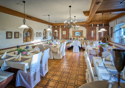 Raeumlichkeiten mit weissen Stuhlhussen beim Bartsch 4